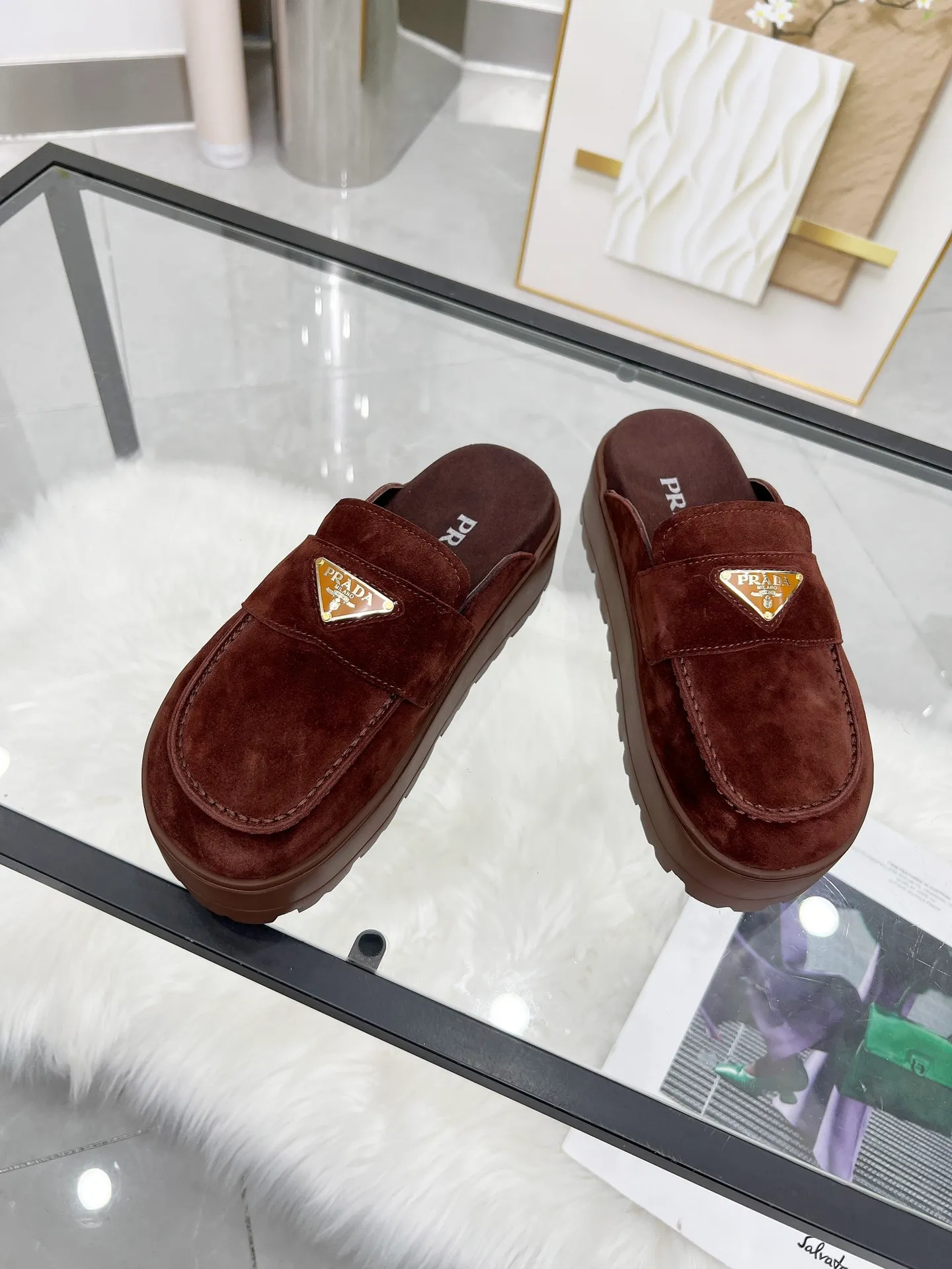👟👟Ex-factory price 520👟👟 🌸Prada 2025 spring and summer new slippers 💫Velcro sandals The latest catwalk style, classic upgrades, both comfort and fashion. Each color combination looks good, and the design matches different style needs ✅Upper: original customized cowhide ✅Inner: original customized sheepskin lining, cowhide feet ✅Outsole: original molded anti-slip outsole ✅Number of codes: 35-40 (41 customized, non-refundable and non-exchangeable)